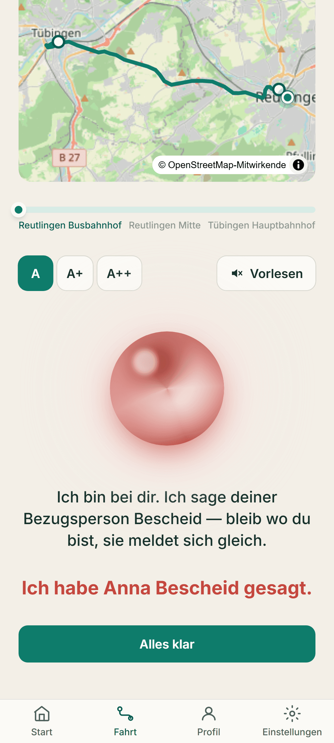 Bildschirm im Notfall: die Karte zeigt die gefahrene Strecke und die nächste Haltestelle, darunter sagt smabeg in einfachen Worten, dass es gerade versucht, die Bezugsperson zu erreichen, und bietet einen Knopf, um sie direkt anzurufen.